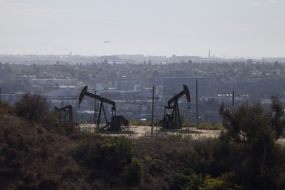 epaselect epa12446106 Oil rigs operate in Los Angeles, California, USA, 10 October 2025. On Friday, benchmark US crude fell 4.1 percent in value. The drop comes after US President Donald Trump publicl ...