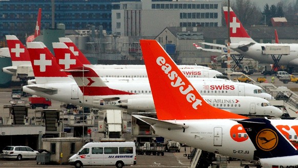 Planes from Swiss, Easy Jet and Austrian Airlines are parked on the runway of Zurich Kloten Airport on Thursday, March 6, 2003.  (KEYSTONE/Steffen Schmidt)