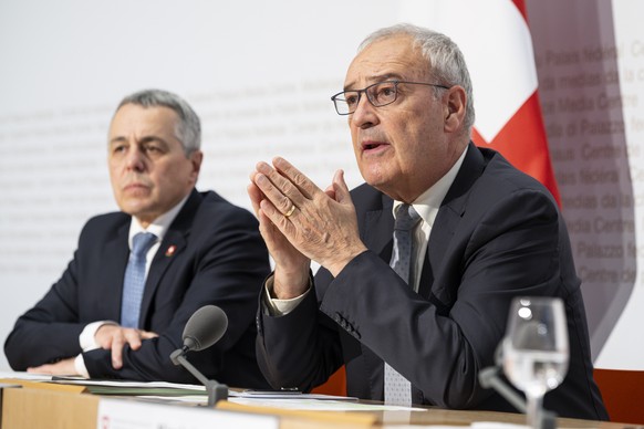 Bundespraesident Guy Parmelin, rechts, und Bundesrat Ignazio Cassis, sprechen an einer Medienkonferenz zum Entlastungspaket 2027, Synergien zwischen EDA und WBF.sowie weitere strategische Anpassungen  ...