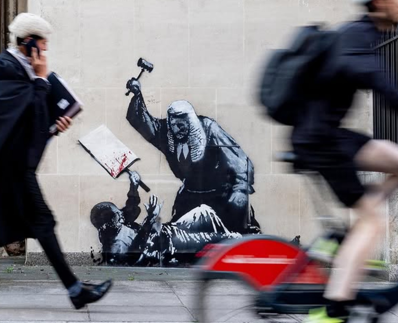 Banksys Schablonengraffiti sind häufig kritisch gegenüber Regierungspolitik, Krieg und Kapitalismus.