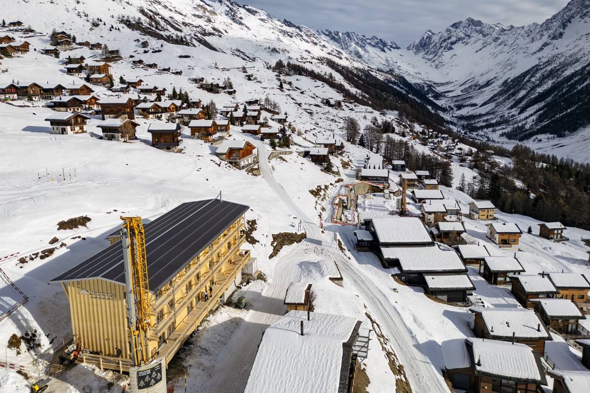 KEYPIX - Une vue de l'hotel Momentum Lauchernalp Lodge entre les chalets lors de l'inauguration de l'hotel plus de six mois apres la catastrophe de Blatten le vendredi 19 decembre 2025  ...