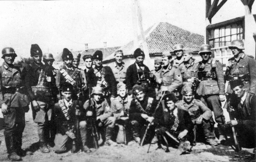 Tschetniks mit Soldaten der deutschen Wehrmacht in Serbien. 