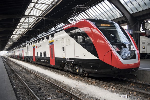 Der neue Fernverkehr-Doppelstockzug der SBB &quot;FV-Dosto&quot; steht im Hauptbahnhof in Zuerich, aufgenommen am Montag, 26. Februar 2018. (KEYSTONE/Ennio Leanza)