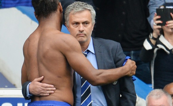 epa04765390 Chelsea&#039;s Didier Drogba (L) hugs his manager Jose Mourinho after being substituted against Sunderland during a Premier League soccer match at Stamford Bridge in London, Britain, 24 Ma ...