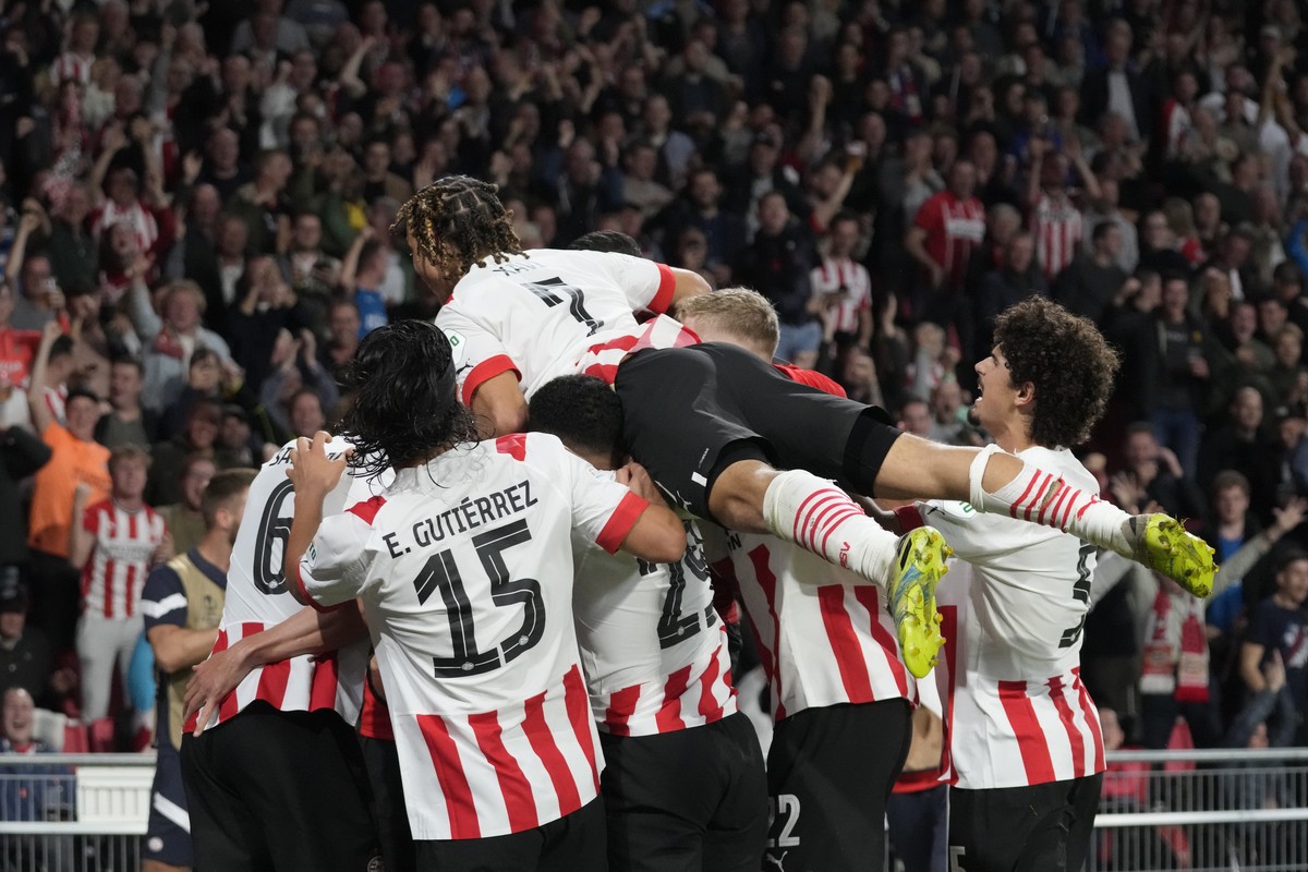 PSV's players celebrate their side's second goal, scored by Luuk de Jong, during the Europa League group A soccer match between PSV and Arsenal at the Philips stadium in Eindhoven, Netherlan ...