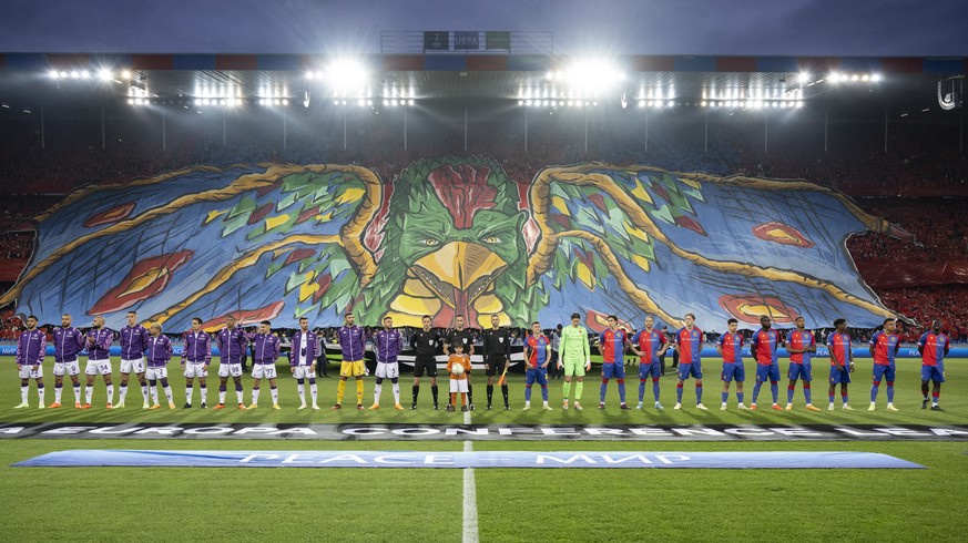 epa10637355 Both teams line up prior the UEFA Conference League semifinal second leg match between Switzerland&#039;s FC Basel 1893 and Italy&#039;s ACF Fiorentina at the St. Jakob-Park stadium in Bas ...