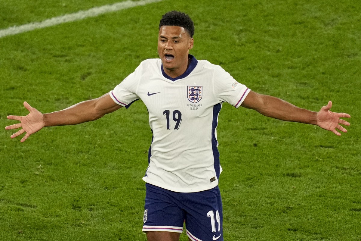 England's Ollie Watkins celebrates after scoring his side's second goal during a semifinal match between the Netherlands and England at the Euro 2024 soccer tournament in Dortmund, Germany,  ...