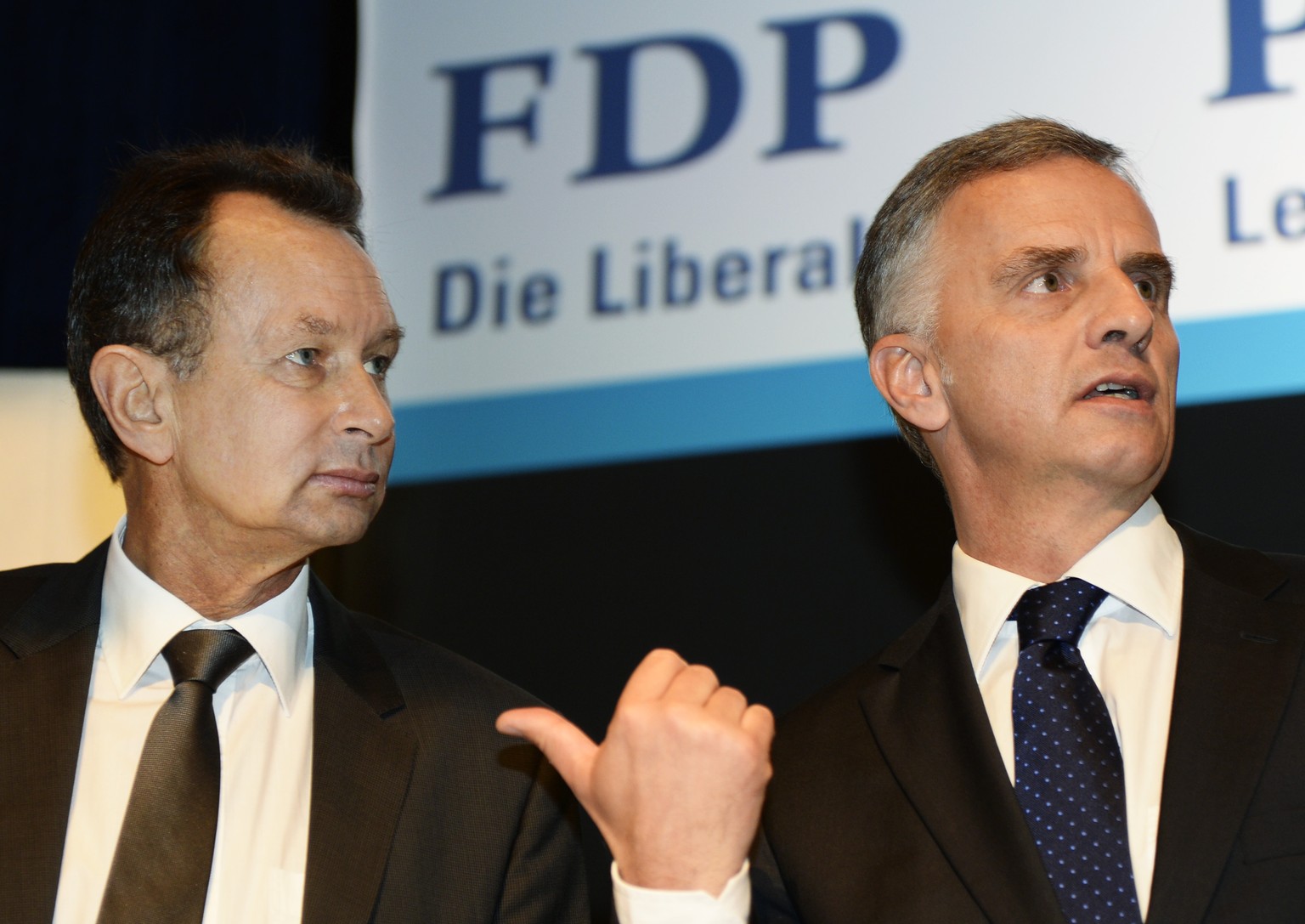 FDP-Praesident Philipp Mueller, links, unterhaelt sich mit Bundespraesident Didier Burkhalter, rechts, an der Delegiertenversammlung der FDP. Die Liberalen, am Samstag, 11. Januar 2014, in Schwanden G ...