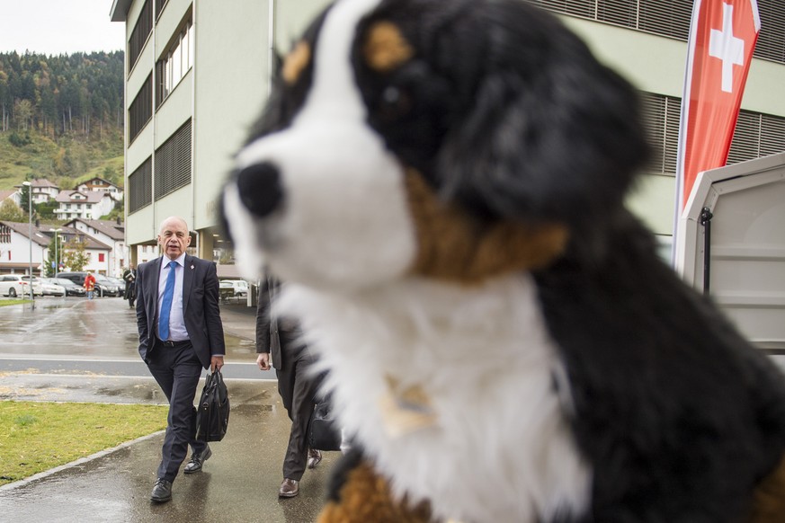 SVP-Verteidigungsminister Ueli Maurer&nbsp;auf dem Weg zur Delegiertenversammlung der Schweizerischen Volkspartei, im Mehrzweckgebäude Letzisaal in Rothenthurm, SZ. (KEYSTONE/Sigi Tischler)