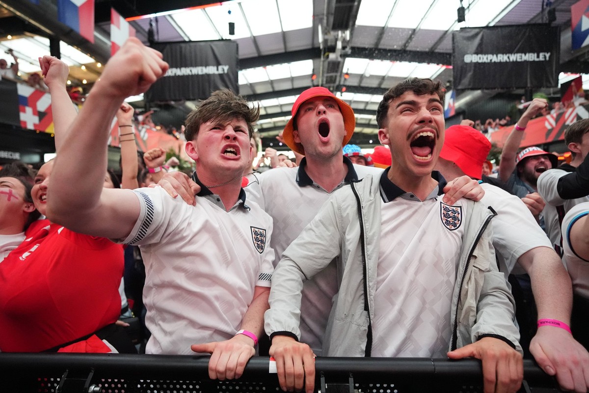 Fans watching England v Switzerland - UEFA EURO, EM, Europameisterschaft,Fussball 2024 England fans at BOXPark, Wembley, during a screening of the UEFA Euro 2024, semi final match, between England and ...
