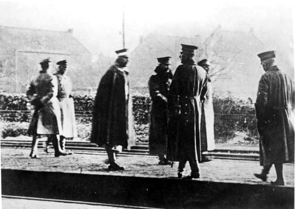Kaiser Wilhelm II. (4. v. l.) auf einem Bahnsteig in Belgien. Kurz nach der Aufnahme stieg er in einen Zug, der ihn nach Holland ins Exil brachte.