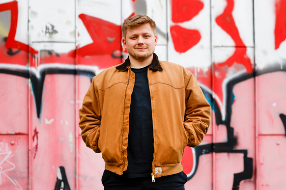 PRODUKTION - 02.04.2026, Nordrhein-Westfalen, Köln: Der Schriftsteller und Satiriker Sebastian Hotz (El Hotzo) posiert vor einem Interview mit der dpa Deutsche Presse-Agentur GmbH. (zu dpa: «Entführun ...