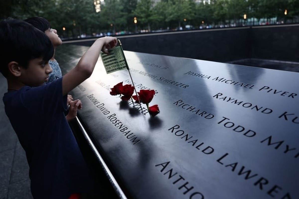 Le nom des 2977 victimes, gravé dans le mémorial de New York.