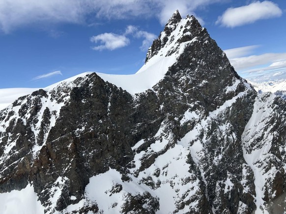 Das Rimpfischhorn in den Walliser Alpen.