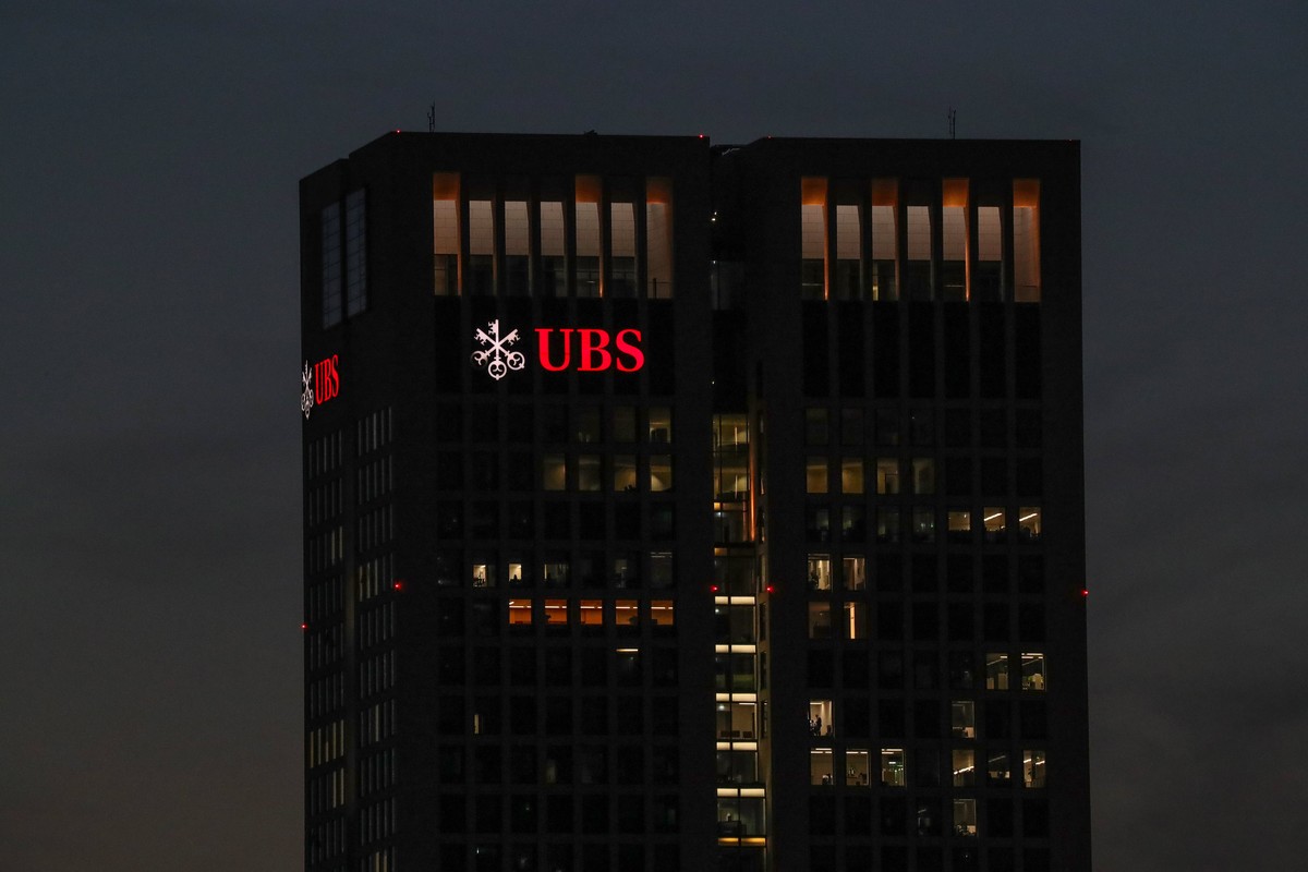 epa06131553 A general evening view of the UBS Bank building in Frankfurt Main, Germany, 07 August 2017 (issued 08 August 2017). The Swiss bank is seriously considering moving its' headquarters fr ...