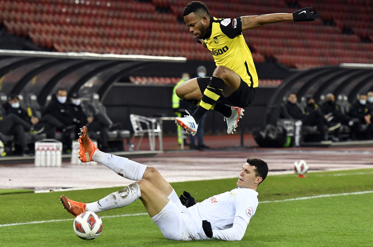 Der Zuercher Nathany, links, muss gegen den Berner Meschack Elia, rechts, unten durch beim Fussballspiel der Super League FC Zuerich gegen BSC Young Boys im Stadion Letzigrund in Zuerich am Mittwoch,  ...