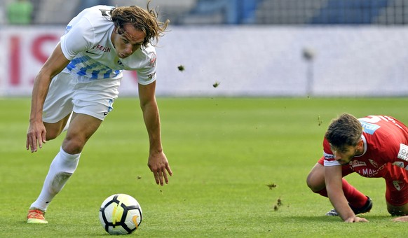 Der Zuerche Michael Frey, links, gegen Walliser Jan Bamert, rechts, beim Fussballspiel der Super League FC Zuerich gegen den FC Sion 
im Stadion Letzigrund in Zuerich am Sonntag, 29. April 2018. (KEYS ...