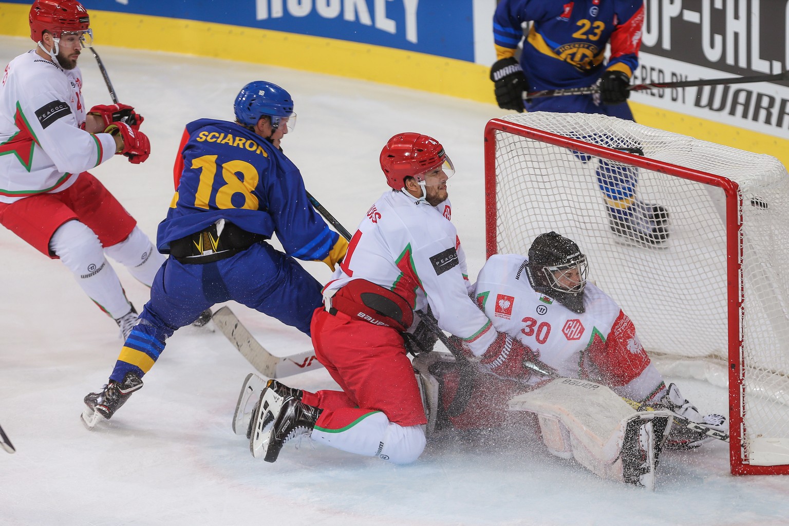 Davos&#039; Gregory Sciaroni, 2nd from left, scores the 9:1 against Cardiff&#039;s Josh Batch, left, Mark Louis, 2nd from right, and Cardiff&#039;s goalie Thomas Murdy, right, during the Champions Hoc ...