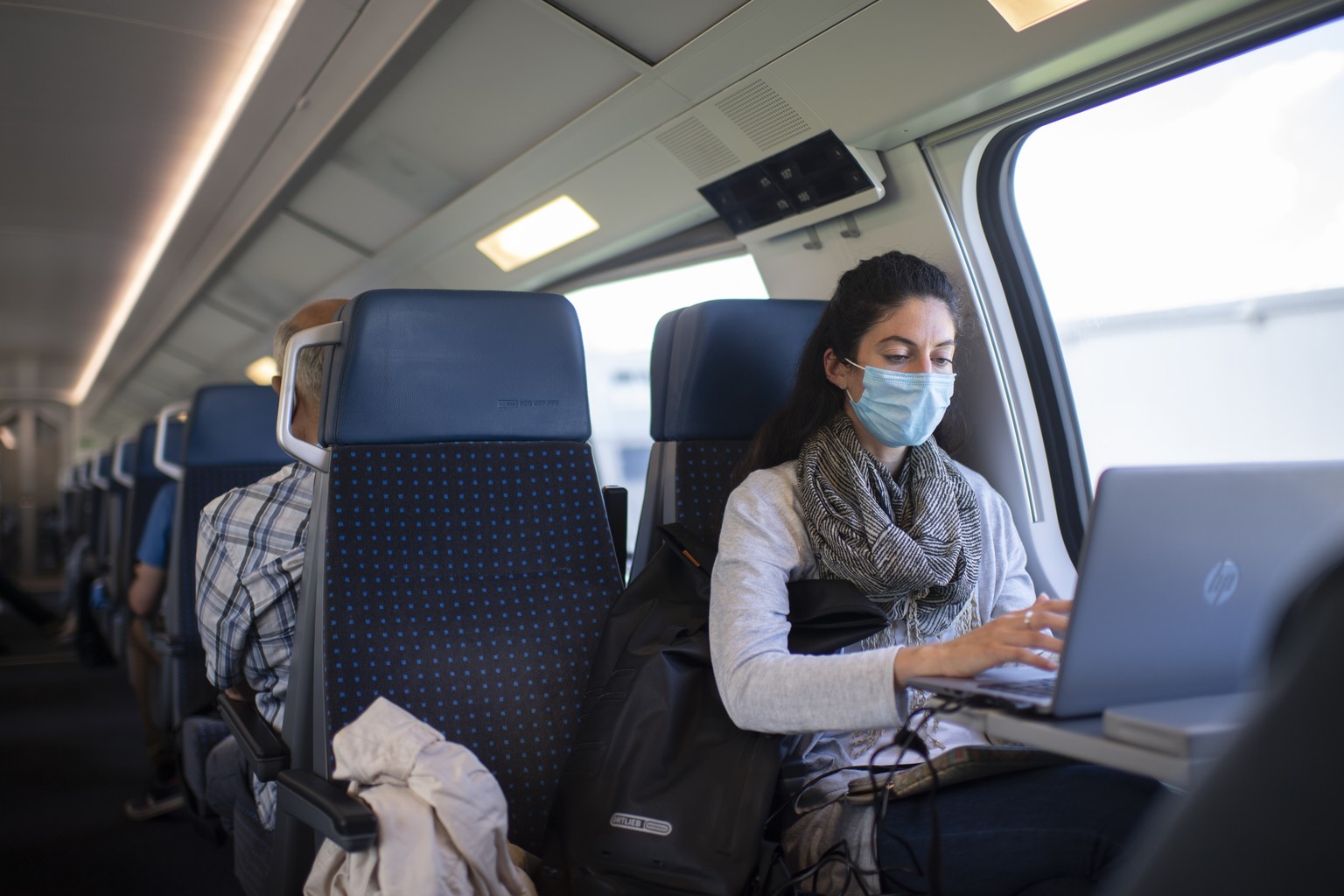 Eine Frau mit Schutzmaske im Zug der SBB zwischen Zuerich und Sargans, aufgenommen am Montag, 29. Juni 2020. Das Tragen von Schutzmasken wird aufgrund des Coronavirus empfohlen, ist aber freiwillig. ( ...
