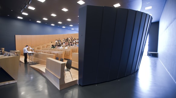 ARCHIVBILD ZUR AUSRUFUNG DES NOTSTANDS DES KANTON TESSIN AUFGRUND DES CORONAVIRUS BIS AM 29. MAERZ 2020 - Students of the economic faculty follow a lecture in the big auditorium at the University of L ...