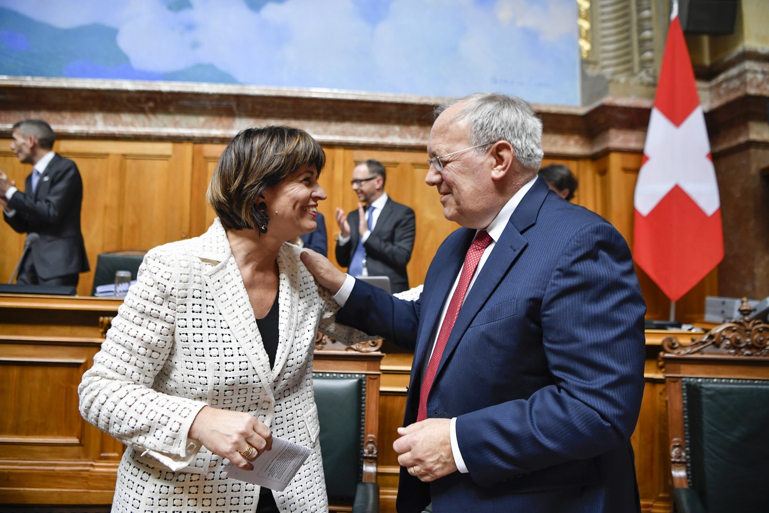 Die abtretenden Bundesraete Doris Leuthard, links, und Johann Schneider-Ammann umarmen sich bei der Ersatzwahl in den Bundesrat durch die Vereinigte Bundesversammlung, am Mittwoch, 5. Dezember 2018 im ...