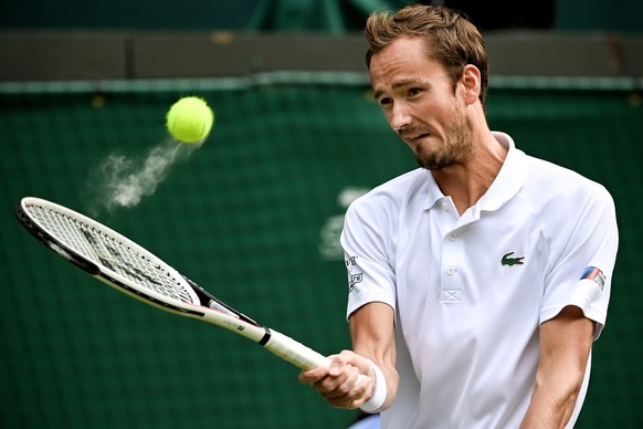epa09620901 Daniil Medwedew of Russia hits a forehand during the 3rd round match against Marin Cilic of Croatia at the Wimbledon Championships, in Wimbledon, Britain, 03 July 2021. EPA/NEIL HALL EDITO ...