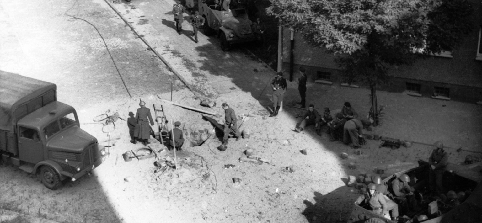 Volkspolizisten der DDR entdeckten am 3. Oktober 1962 in Ostberlin, Lohmuehlenplatz Ecke Harzerstrasse an der Treptow-Neukoellner Sektorengrenze einen noch nicht fertiggestellten Fluchttunnel. Die Vop ...