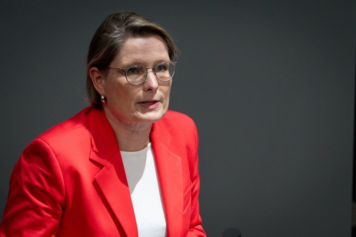 Deutscher Bundestag, 67. Plenarsitzung Dr. Stefanie Hubig, Bundesministerin der Justiz und fuer Verbraucherschutz bei ihrer Rede zum Tagesordnungspunkt Aktuelle Stunde: Gewalt gegen Frauen und Maedche ...