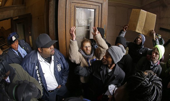 Demonstranten vor dem Rathaus in St.Louis. Die lokalen Behörden haben zusätzliche Polizeikräfte aufgeboten, um der Lage Herr zu werden.