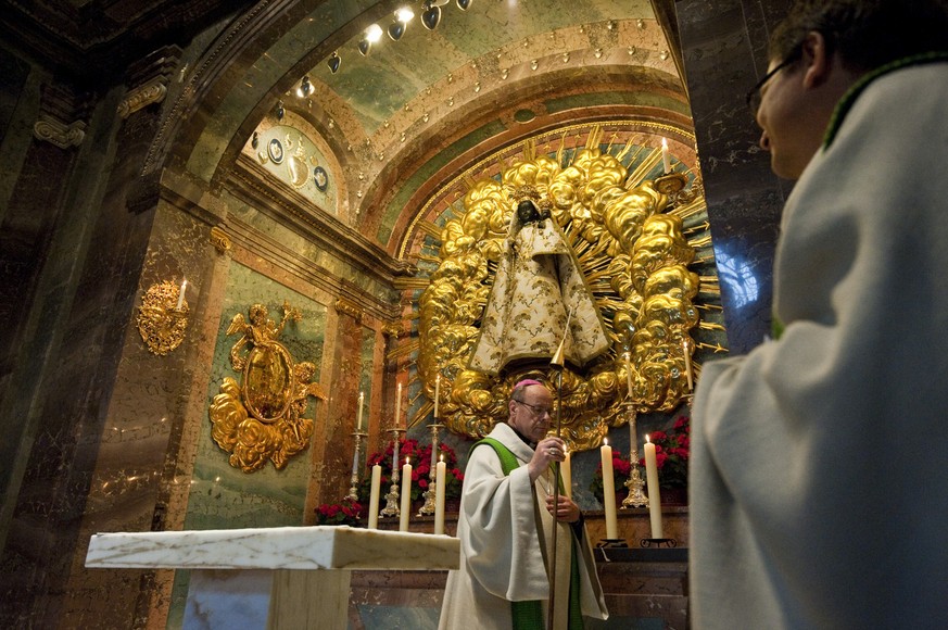 Bischof Vitus Huonder nach seiner Fuerbitte. Die Bischoefe hielten nach der Bischofskonferenz das Mittagsgebet in der Gnadenkapelle der Klosterkirche ab. (KEYSTONE/EQ IMAGES/Andy Mueller)