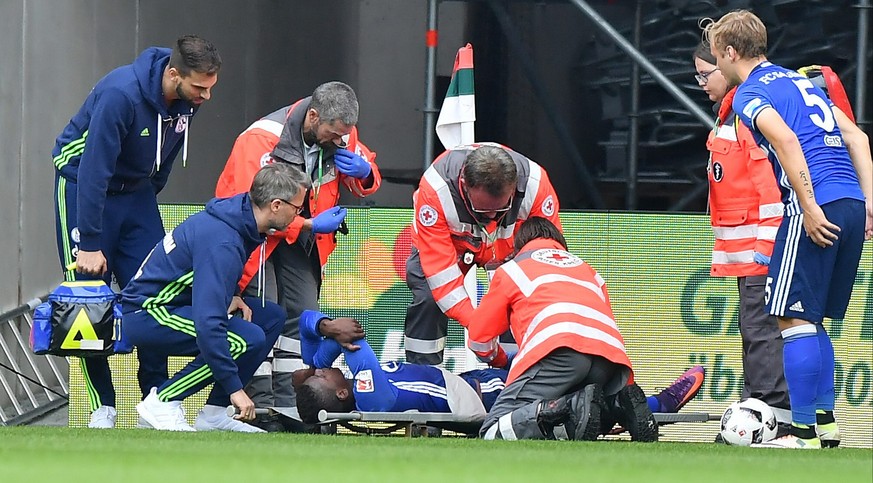 15.10.2016; Augsburg; Fussball Bundesliga - FC Ausgburg - FC Schalke 04; Breel Embolo (Schalke) wird verletzt vom Feld getragen (Sebastian Widmann/Witters/freshfocus)