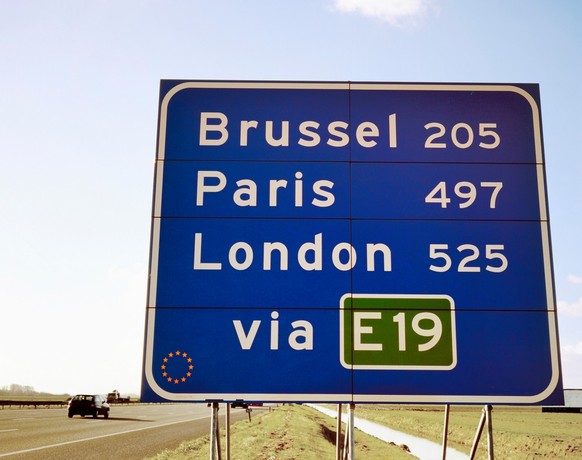 Ein Strassenschild/Wegweiser, welches den Weg nach Paris (Frankreich) anzeigt.