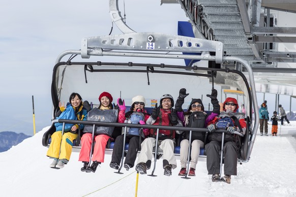 ARCHIV - ZUR TOURISMUS-STUDIE DER CS, AM DIENSTAG, 12. DEZEMBER 2017, ERHALTEN SIE FOLGENDE THEMENBILDER ---- Ride with the 6-seat chairlift Ice Flyer, pictured on March 29, 2014, during a visit of a  ...