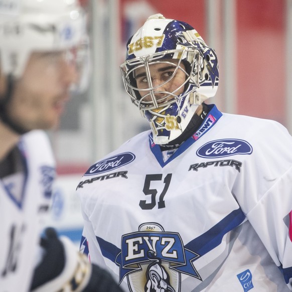 Zugs Torhueter Luca Hollenstein reagiert im Swiss Ice Hockey Cup 1/4 Finalspiel zwischen den SC Rapperswil-Jona Lakers und dem EV Zug, am Dienstag, 26. November 2019, in der St. Galler Kantonalbank Ar ...