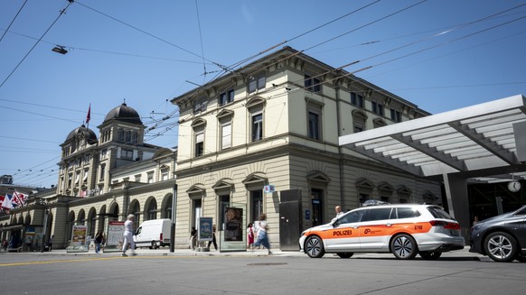 Ein Fahrzeug der Polizei steht vor dem Bahnhof nachdem ein 31-jaeriger Schweizer mehrere Personen mit einer Stichwaffe am Bahnhof Winterthur angegriffen hat am Donnerstag, 28. Mai 2026 in Winterthur.  ...