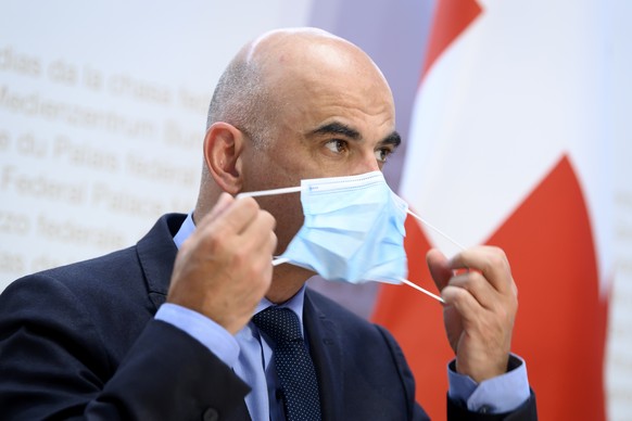 Bundesrat Alain Berset nimmt seine Schutzmaske ab, vor einer Medienkonferenz ueber die neusten Entscheide des Bundesrates zur Coronavirus-Pandemie, am Freitag, 1. Oktober 2021, im Medienzentrum Bundes ...