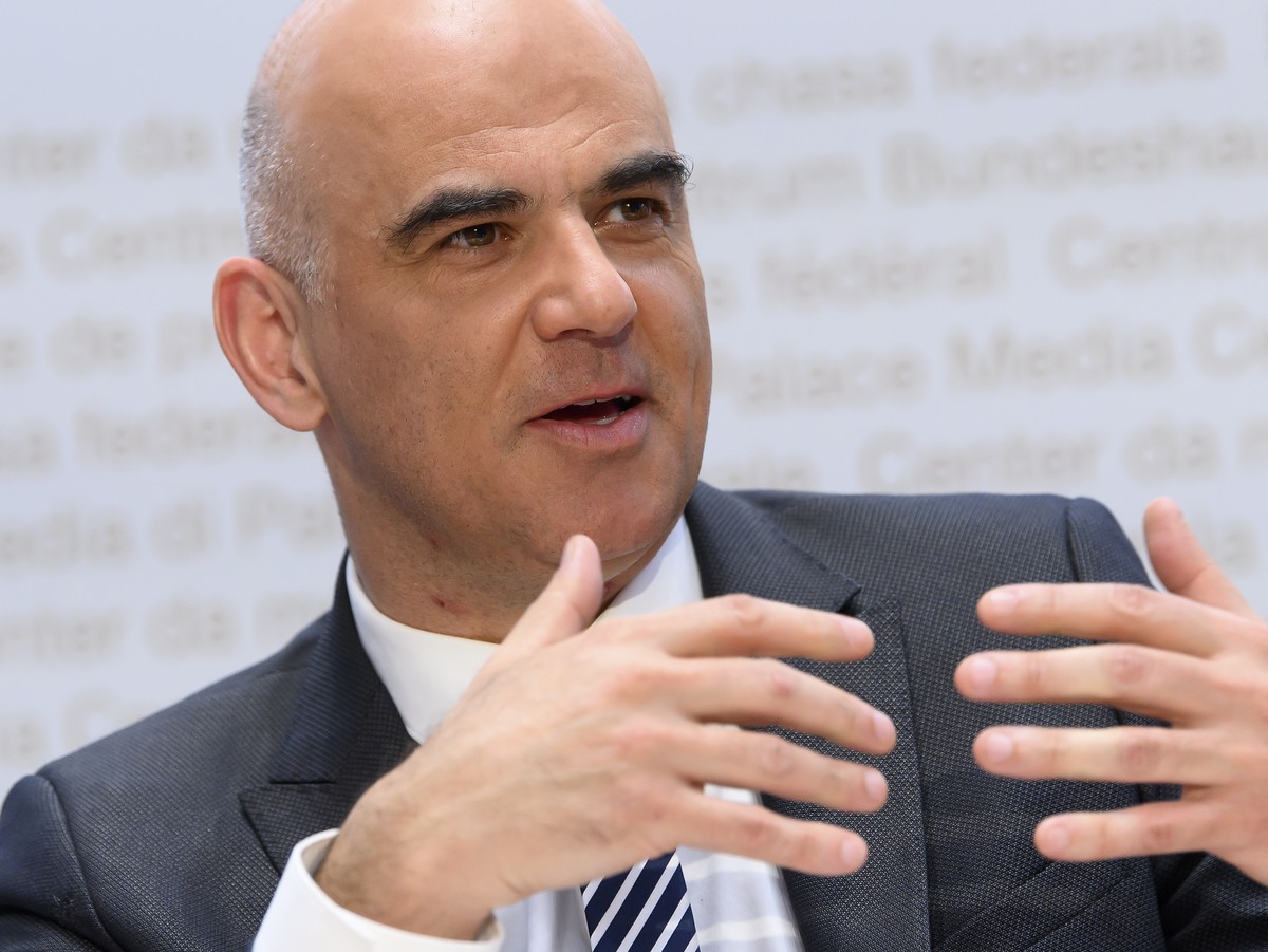 Bundesrat Alain Berset, spricht waehrend einer Medienkonferenz ueber die neusten Entscheide des Bundesrates zur Coronavirus-Pandemie, am Mittwoch, 2. Februar 2022, im Medienzentrum Bundeshaus in Bern. ...