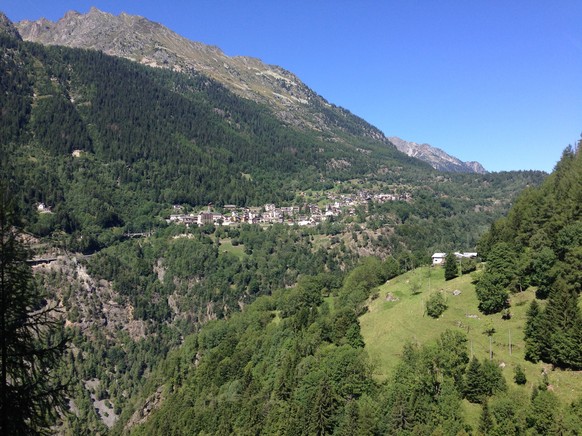 Im Hintergrund Finhaut, davor hat sich der Fluss Trient sein tiefes Tal gegraben.