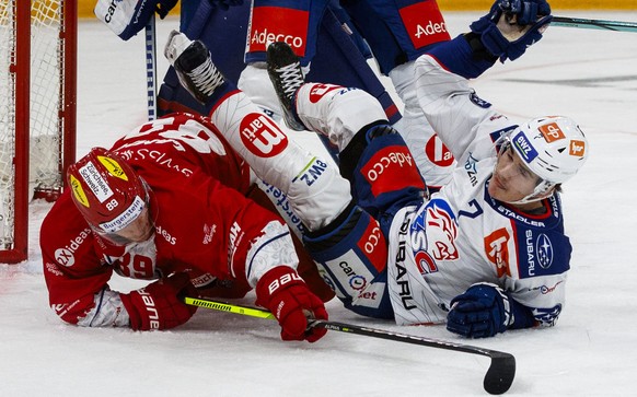 SC Rapperswil-Jona Lakers Stuermer Dominic Lammer gegen ZSC Lions Stuermer Joel Henry waehrend dem Eishockey-Meisterschaftsspiel der National League zwischen den SC Rapperswil-Jona Lakers und den ZSC  ...