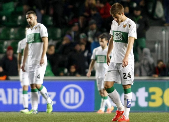 epa04581895 Elche&#039;s players look dejected during the Spanish Liga&#039;s Primera Division match between Elche and FC Barcelona at Martinez Valero stadium in Elche, eastern Spain, 24 January 2015. ...
