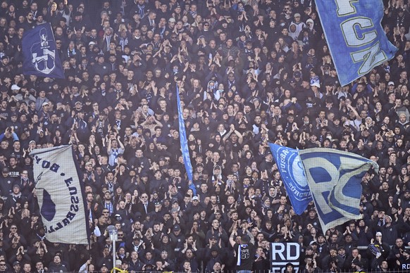FCZ Fans beim Fussball Meisterschaftsspiel der Super League FC Zuerich gegen den FC Basel im Stadion Letzigrund in Zuerich am Sonntag, 27. Februar 2022. (KEYSTONE/Walter Bieri)