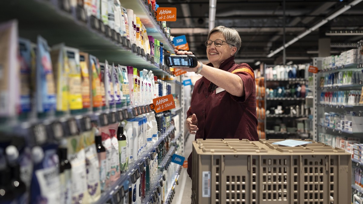 Eine Migros-Angestellte kontrolliert den Bestand und bestellt fehlende Produkte in der Kosmetik-Abteilung der Migros Appenzell, fotografiert am Mittwoch 23. Juli 2025 im Appenzell. (KEYSTONE/Gaetan Ba ...