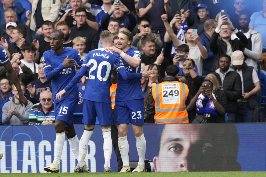 Chelsea&#039;s Conor Gallagher, right, celebrates after scoring his side&#039;s second goal during the English Premier League soccer match between Chelsea and West Ham United at Stamford Bridge stadiu ...