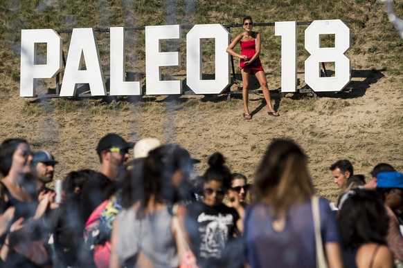 ARCHIV - ZUR MK &quot;PROGRAMM PALEO FESTIVAL 2019&quot; STELLEN WIR IHNEN FOLGENDES BILDMATERIAL ZUR VERFUEGUNG, AM DIENSTAG, 26. MAERZ 2019 - Festival goers poses next to a giant logo during the 43th edition of the Paleo Festival, in Nyon, Switzerland, Thursday, July 19, 2018. The Paleo is the largest open-air music festival in the western part of Switzerland with 230'000 spectators in six days and will take place from the 17th to 22th of July. (KEYSTONE/Jean-Christophe Bott)