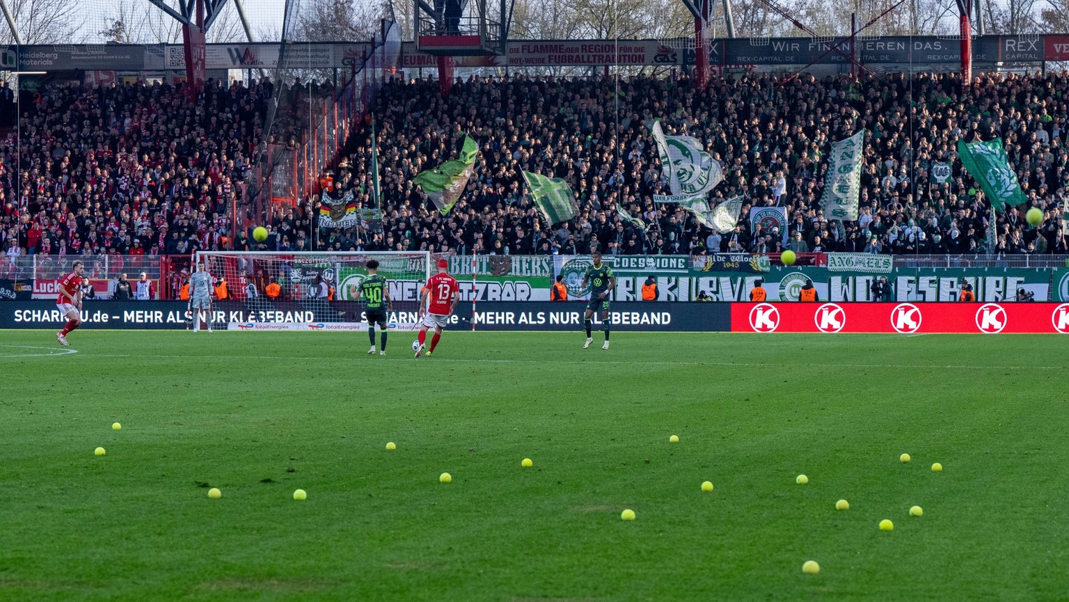 Fussball, Herren, Saison 2023/2024, 1. Bundesliga 21. Spieltag, 1. FC Union Berlin - VfL Wolfsburg, Fans von Union protestieren gegen den m