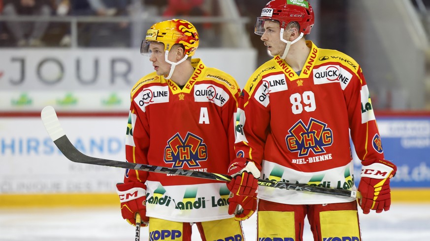 Biels PostFinance Top Scorer Toni Rajala, links, und Teamkollege Tino Kessler, im dritten Eishockey Playoff Viertelfinalspiel der National League zwischen EHC Biel und SC Bern, am Samstag, 18. Maerz 2 ...