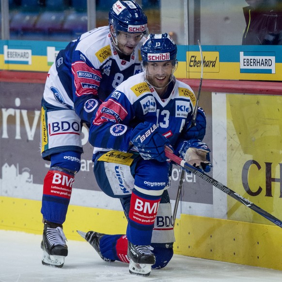 Jubel zum 2:1 bei Klotens Marc Marchon, links, und Torschuetze Patrick Obrist, rechts, waehrend dem Eishockey-Meisterschaftspiel der Swiss League zwischen dem EHC Kloten und dem HC Thurgau, am Samstag ...