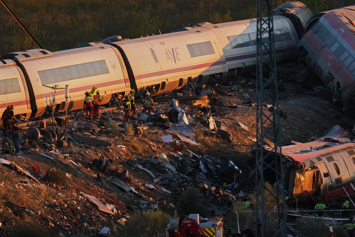 Emergency services work at the scene of a collision between two trains in Urda, Spain, on Wednesday, Oct. 28, 2026. (AP Photo/Manu Fernandez)
Spain Train Crash