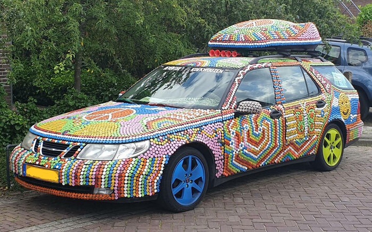 Pet-Flaschen-Deckel-Auto, irgendwer? Auto-Mods der Hölle
https://www.reddit.com/r/mildlyinteresting/comments/c3dzxp/this_car_that_was_parked_near_my_home_it_is/