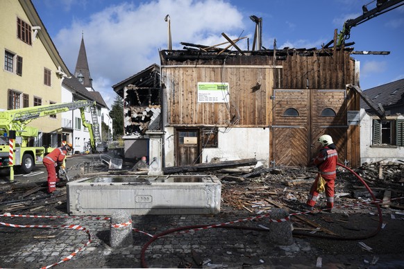 Feuerwehrmaenner helfen beim Brand am Samstag, 16. Maerz 2024 in Elgg. Mehrere Gebaeude sind im Dorfzentrum von Elgg ZH in der Nacht auf Samstag in Brand geraten. Mehrere Dutzend Personen mussten laut ...
